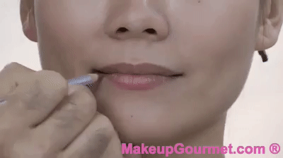Lip_Liner_Bottom_lip_to_outer_corner_of_mouth_MakeupGourmet_com